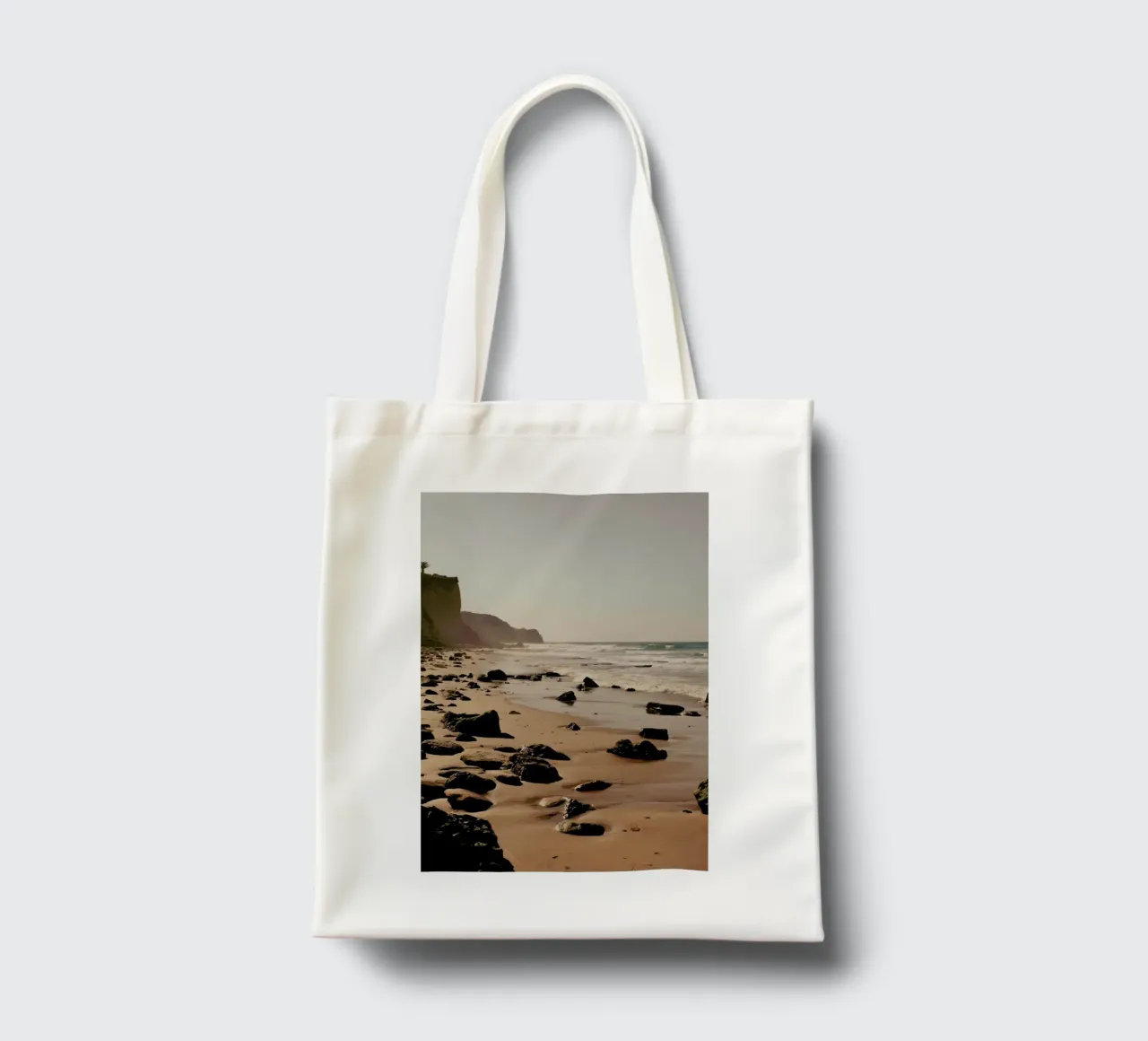 Hazy Mornings At The Beach borsa in juta da Sebastian Hilgetag