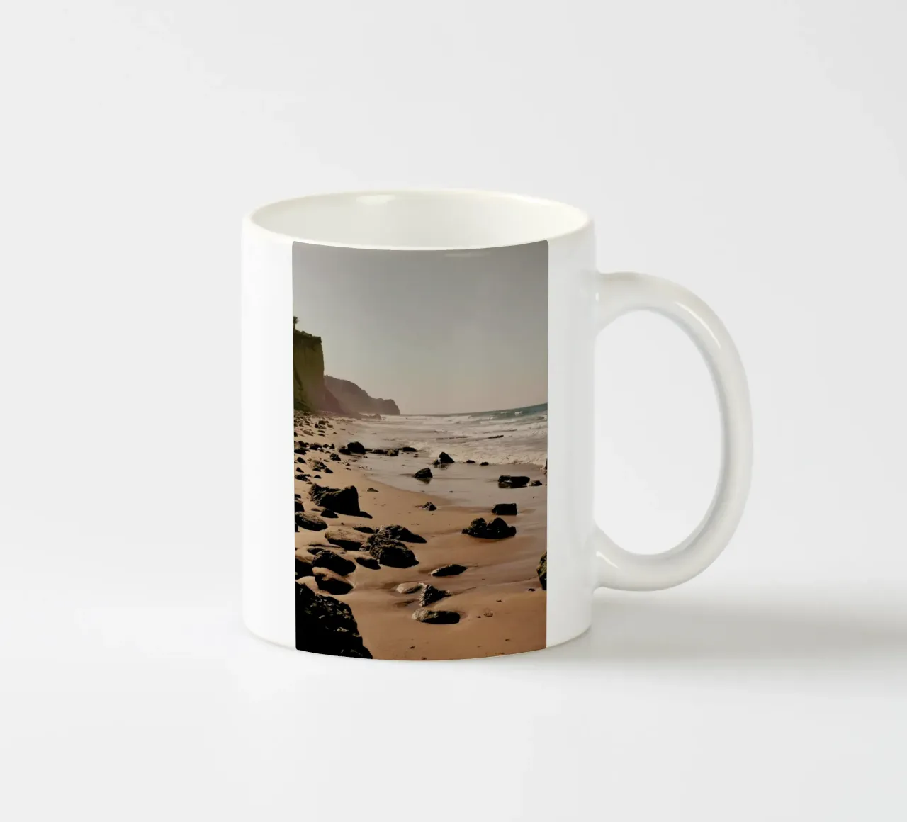 Hazy Mornings At The Beach tazza in ceramica da Sebastian Hilgetag