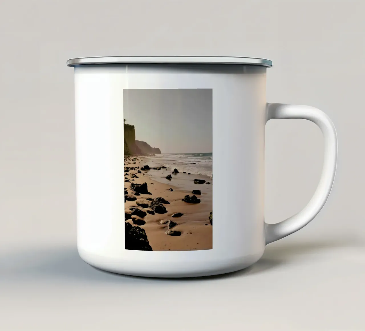 Hazy Mornings At The Beach tazza in smalto da Sebastian Hilgetag
