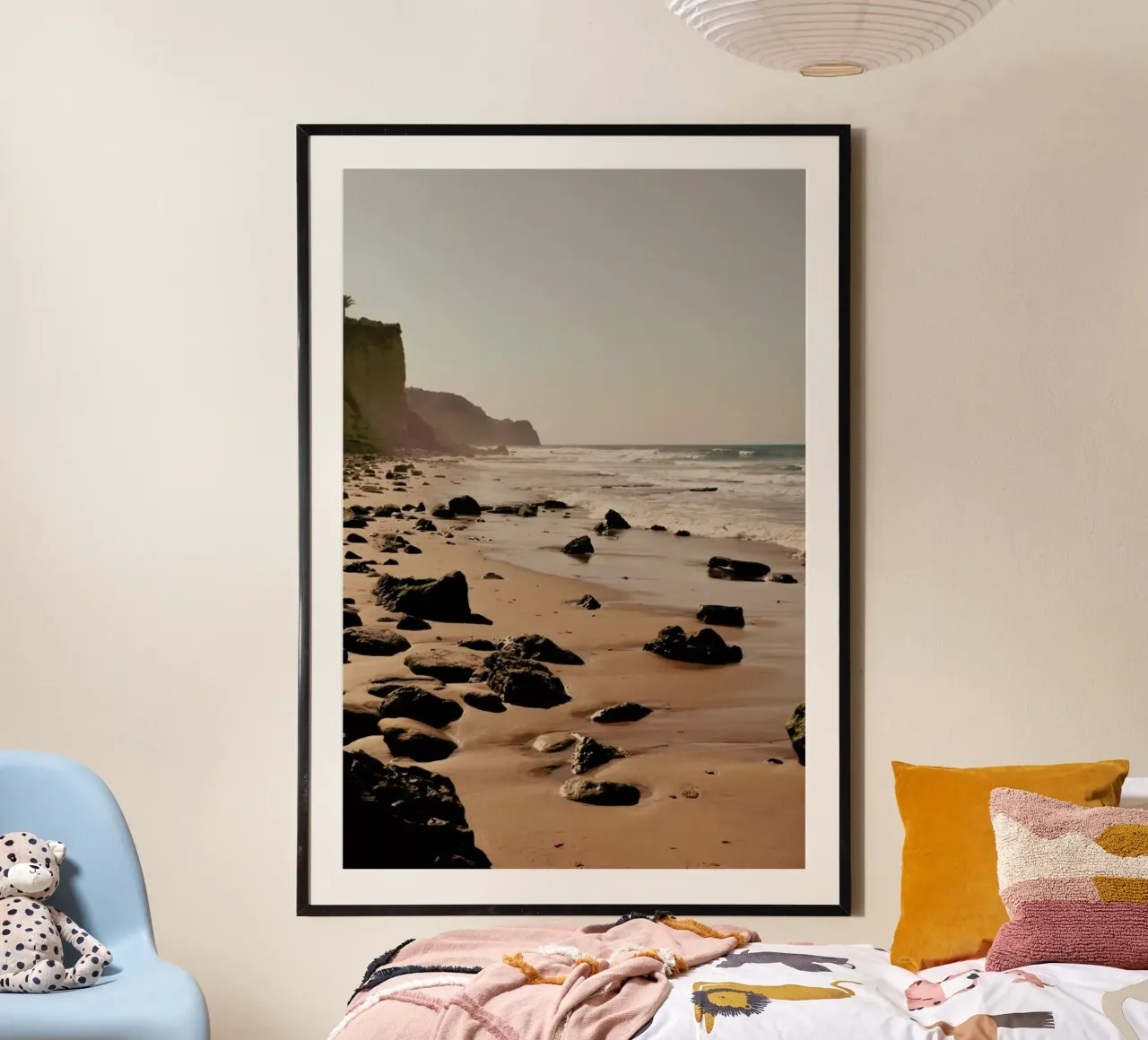 Hazy Mornings At The Beach poster con telaio in legno da Sebastian Hilgetag