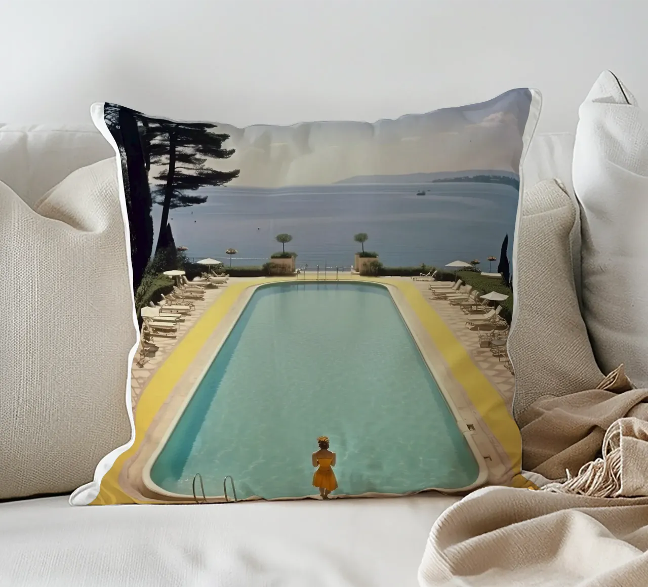 Piscina retrò di Cannes cuscino da Slim Aarons Vintage
