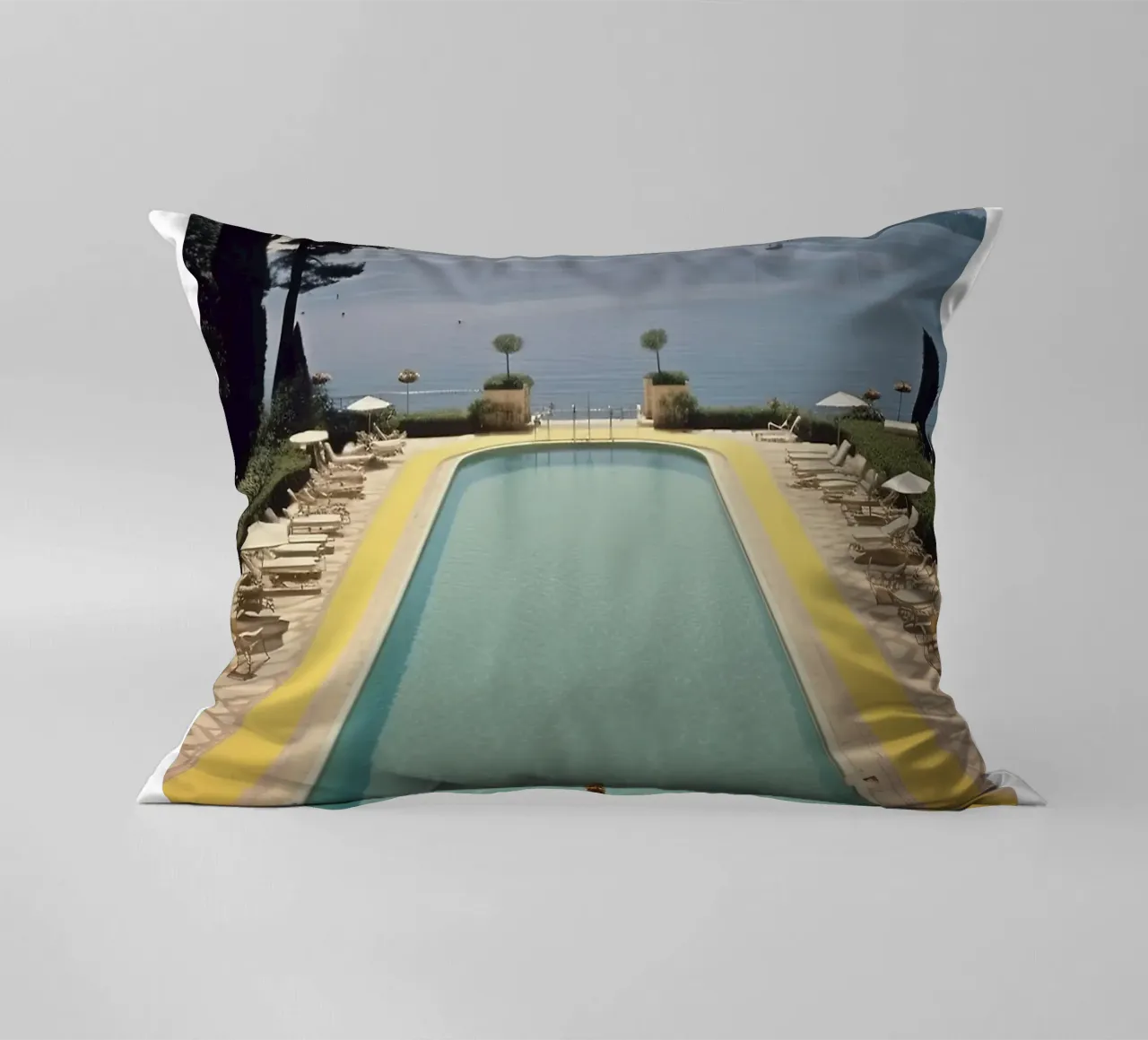 Piscina retrò di Cannes cuscino da Slim Aarons Vintage