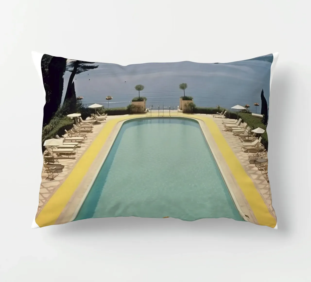 Piscina retrò di Cannes cuscino da Slim Aarons Vintage