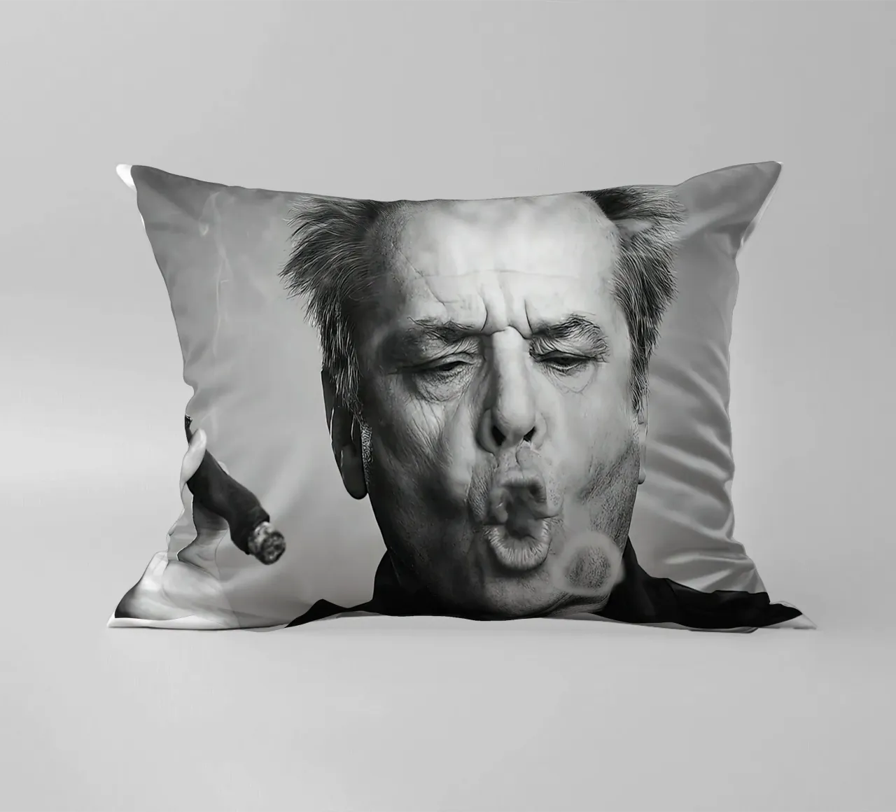 Jack Nicholson, sigaro, anelli di fumo, cuscino da Black And White