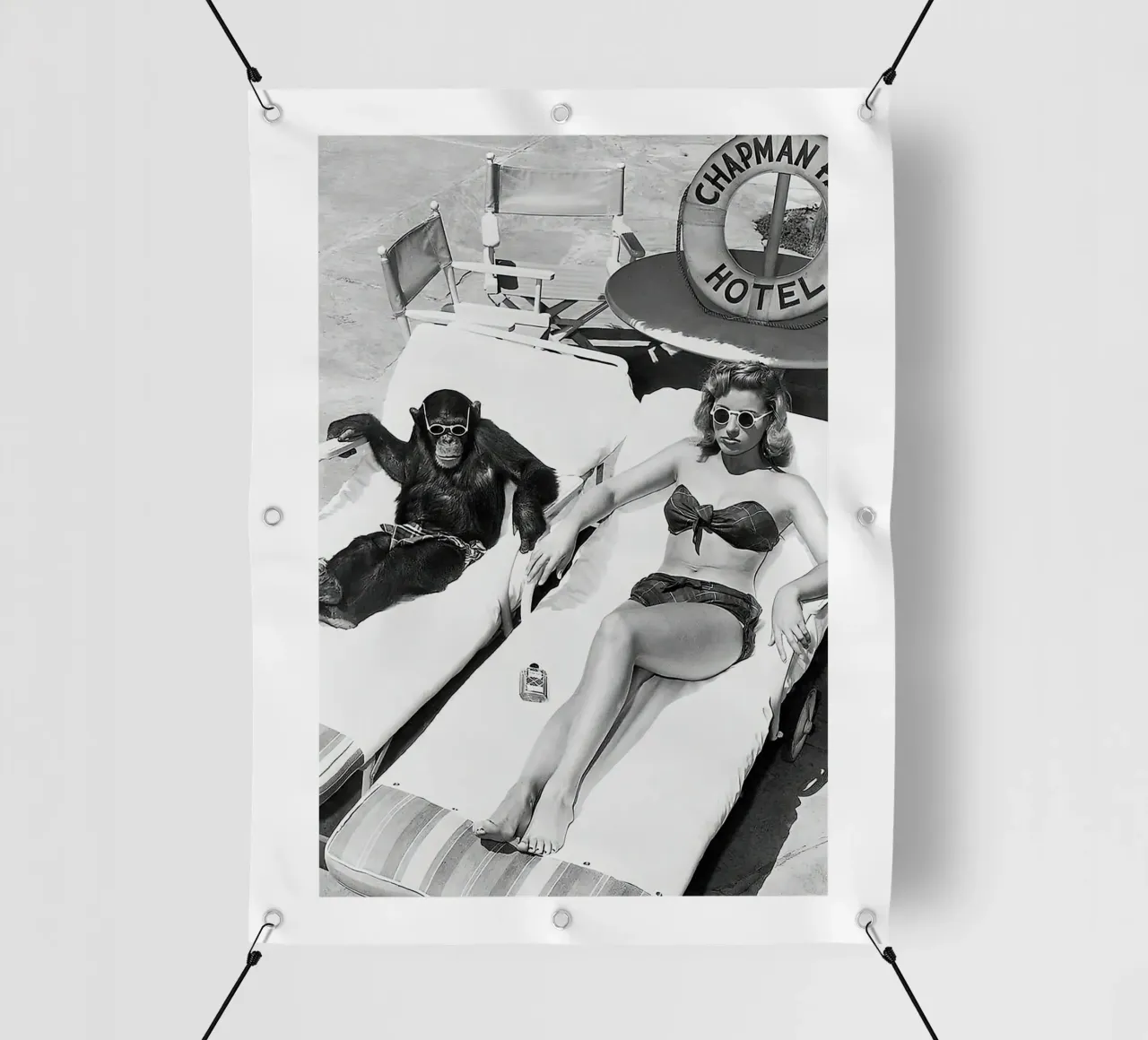 Signora e scimpanzé che prendono il sole telo in pvc da Black And White