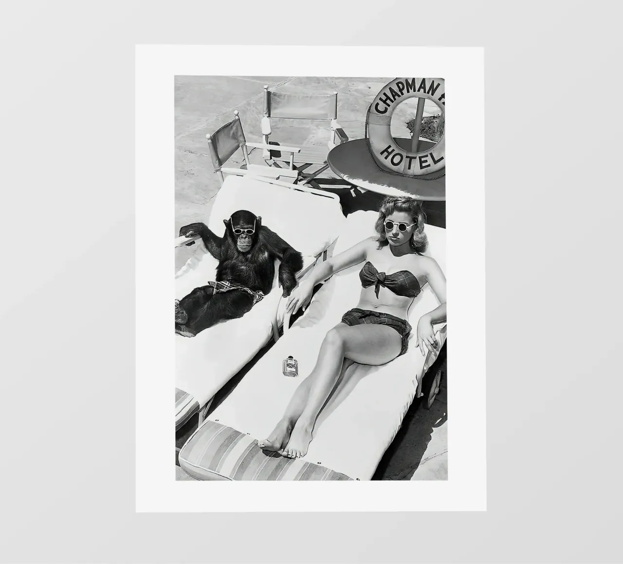 Signora e scimpanzé che prendono il sole telo in pvc da Black And White