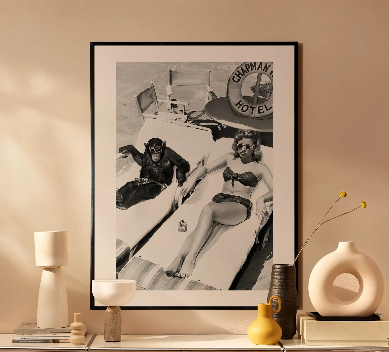 Dama y chimpancé tomando el sol poster de Black And White