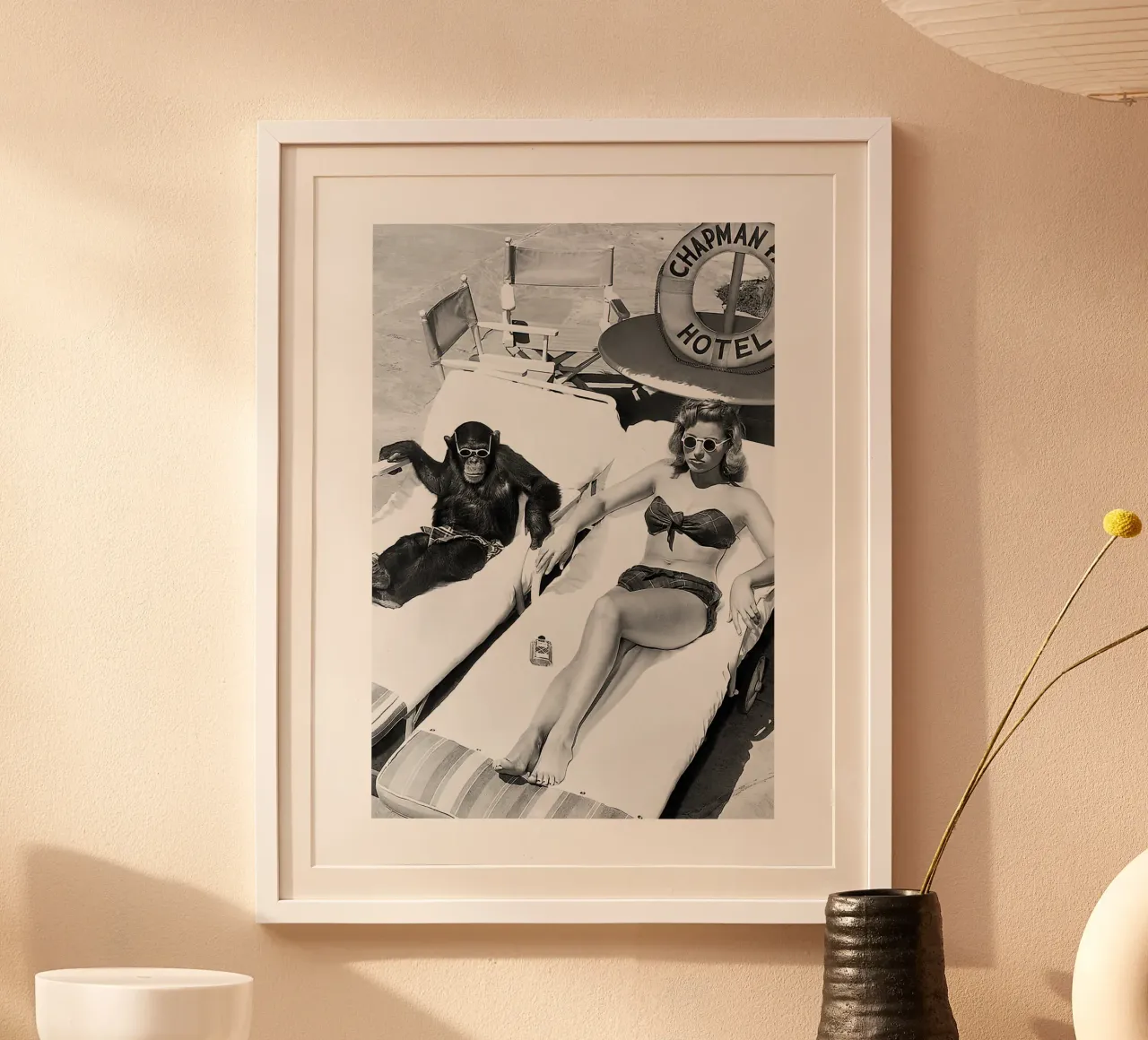 Dama y chimpancé tomando el sol poster de Black And White