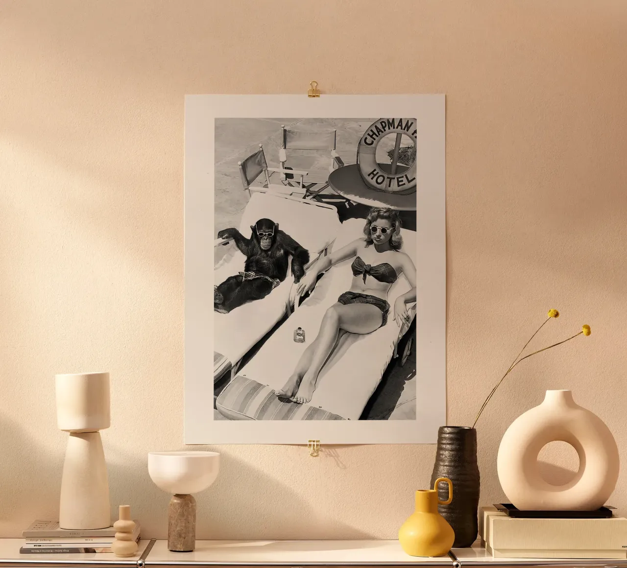 Dama y chimpancé tomando el sol poster de Black And White