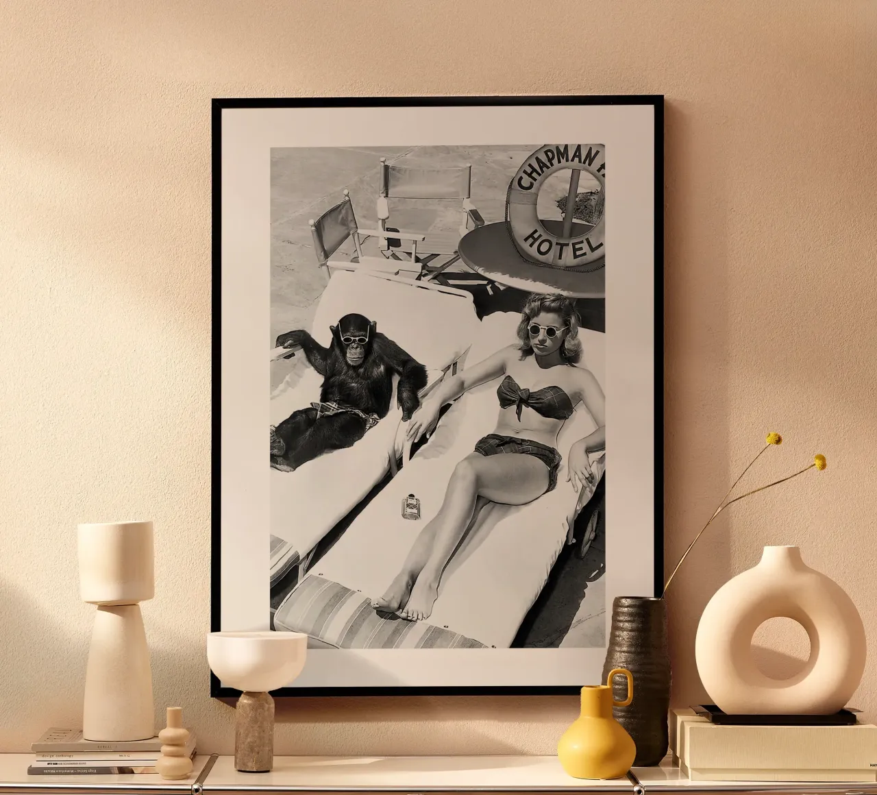 Dama y chimpancé tomando el sol poster de Black And White