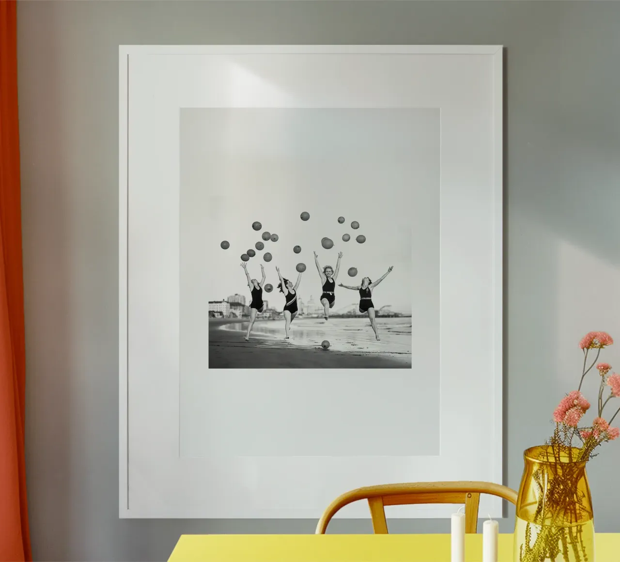 Signora e scimpanzé che prendono il sole poster con telaio in legno da Black And White