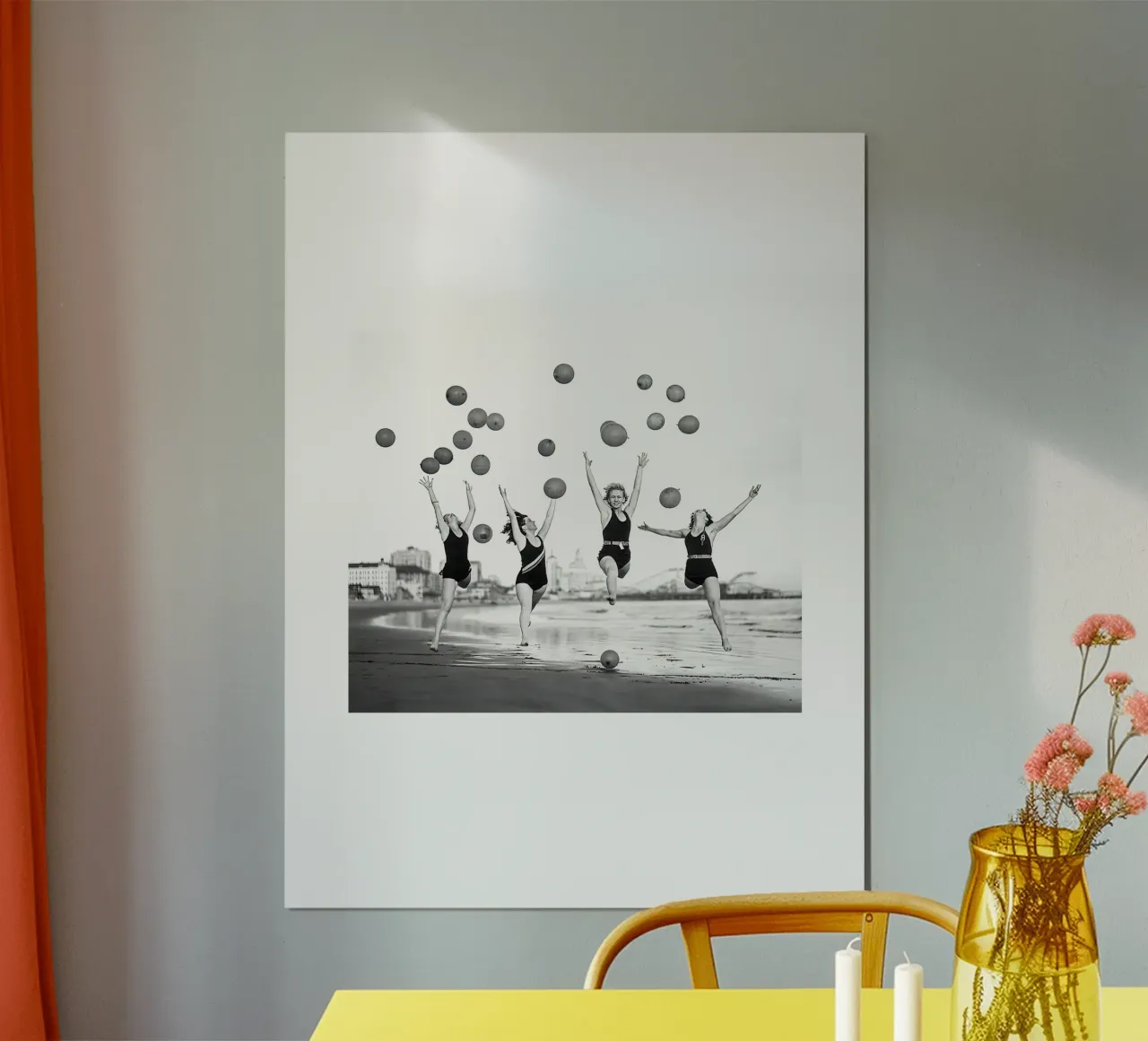 Signora e scimpanzé che prendono il sole poster con telaio in legno da Black And White