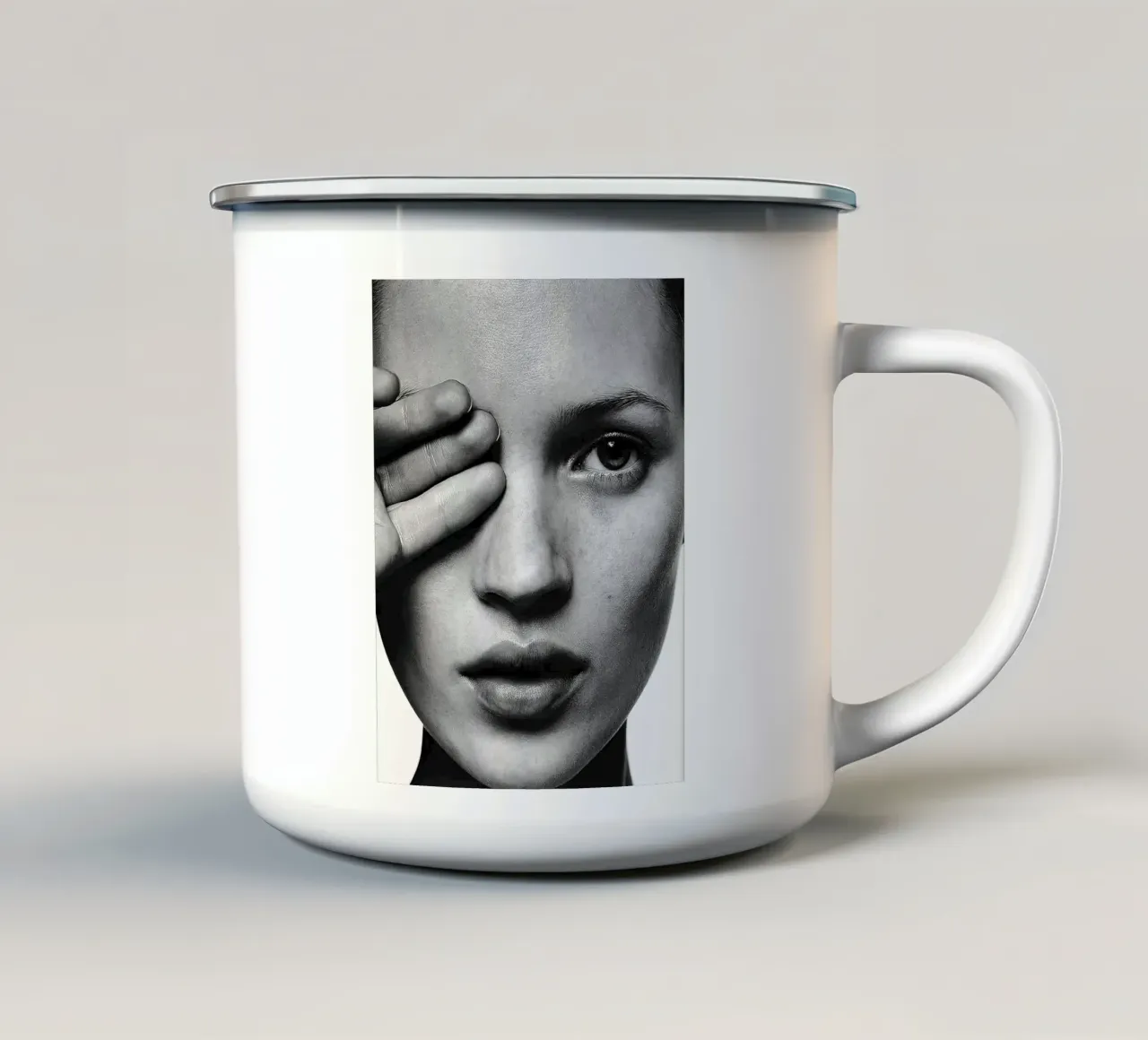 Ritratto di Kate Moss tazza in smalto da Black And White