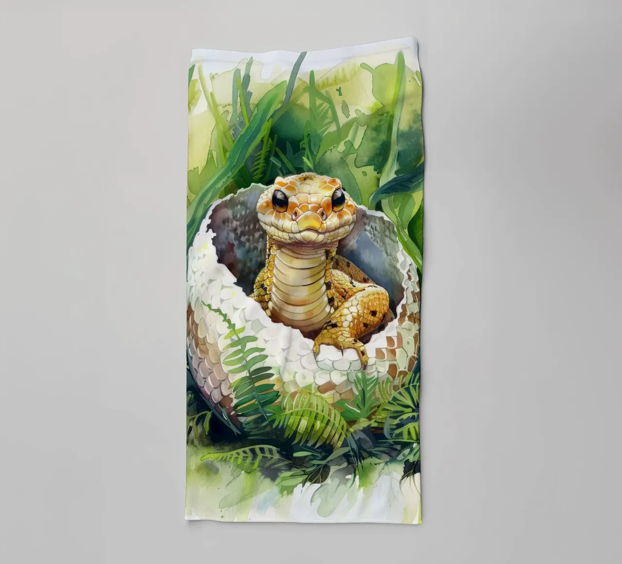 Un cucciolo di serpente nell'abbraccio della natura asciugamano da bagno da DesignDoodle