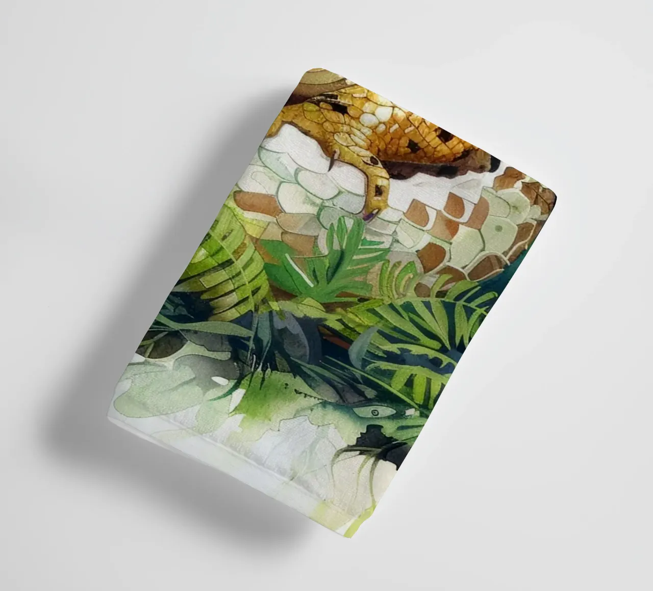 Un cucciolo di serpente nell'abbraccio della natura asciugamano da bagno da DesignDoodle
