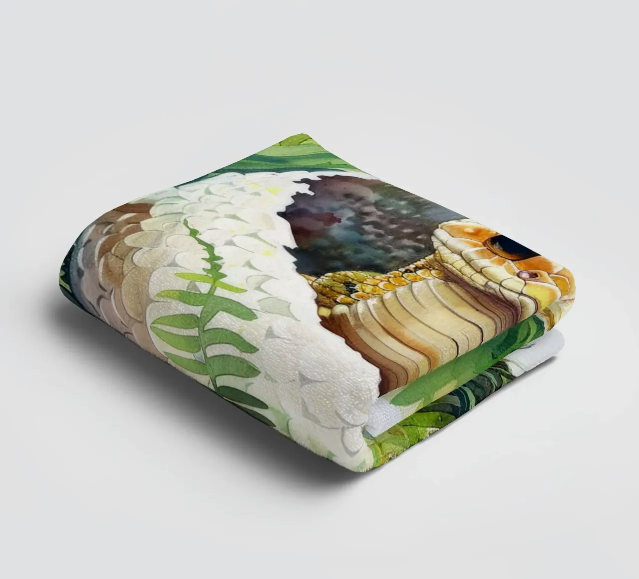 Un cucciolo di serpente nell'abbraccio della natura asciugamano da bagno da DesignDoodle