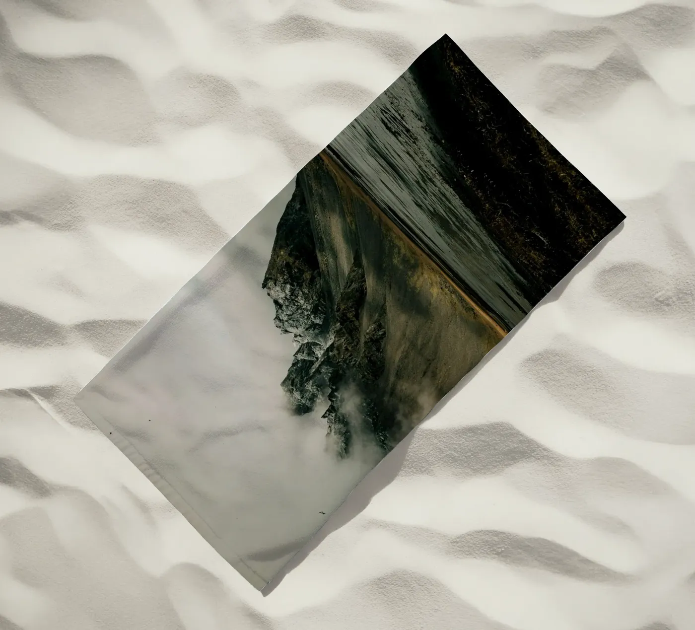 mountain clouds serviette de plage de Earthly Visions