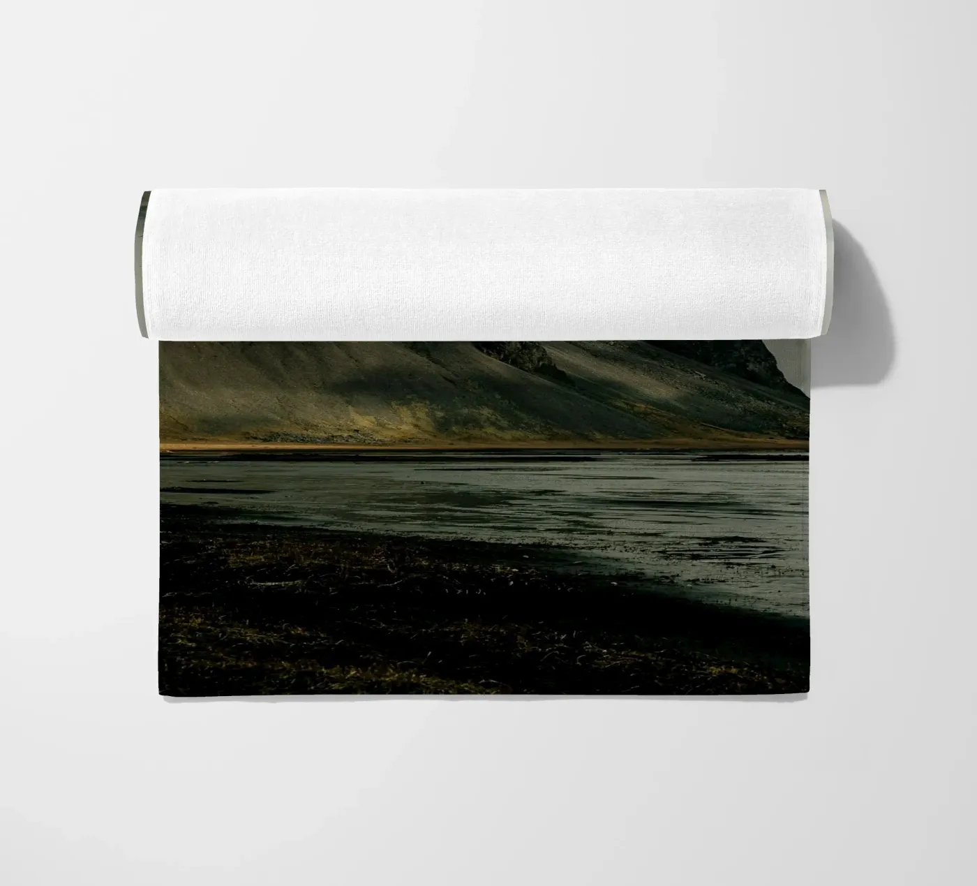 mountain clouds serviette de plage de Earthly Visions