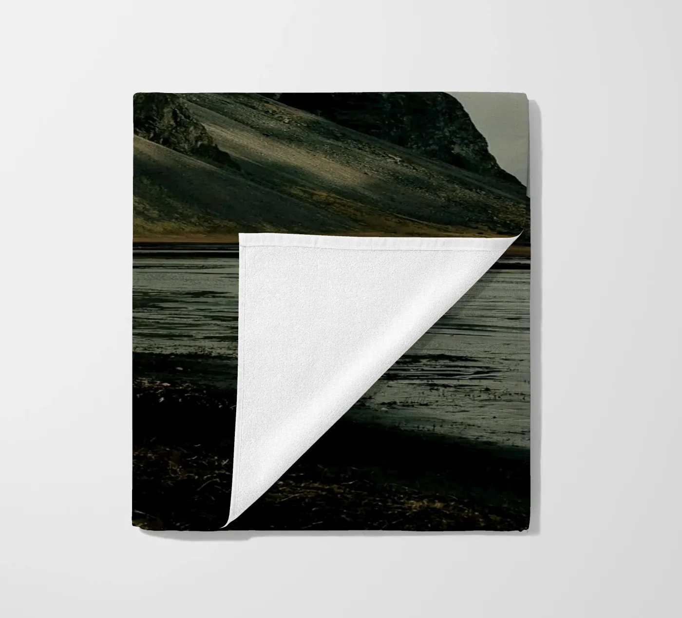 mountain clouds serviette de plage de Earthly Visions