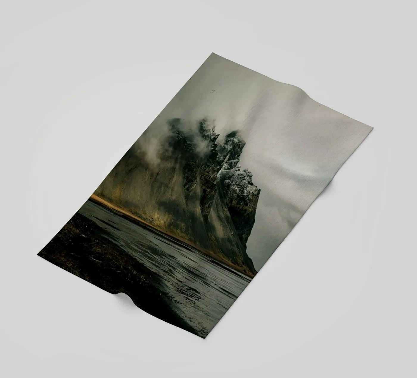 mountain clouds serviette de plage de Earthly Visions