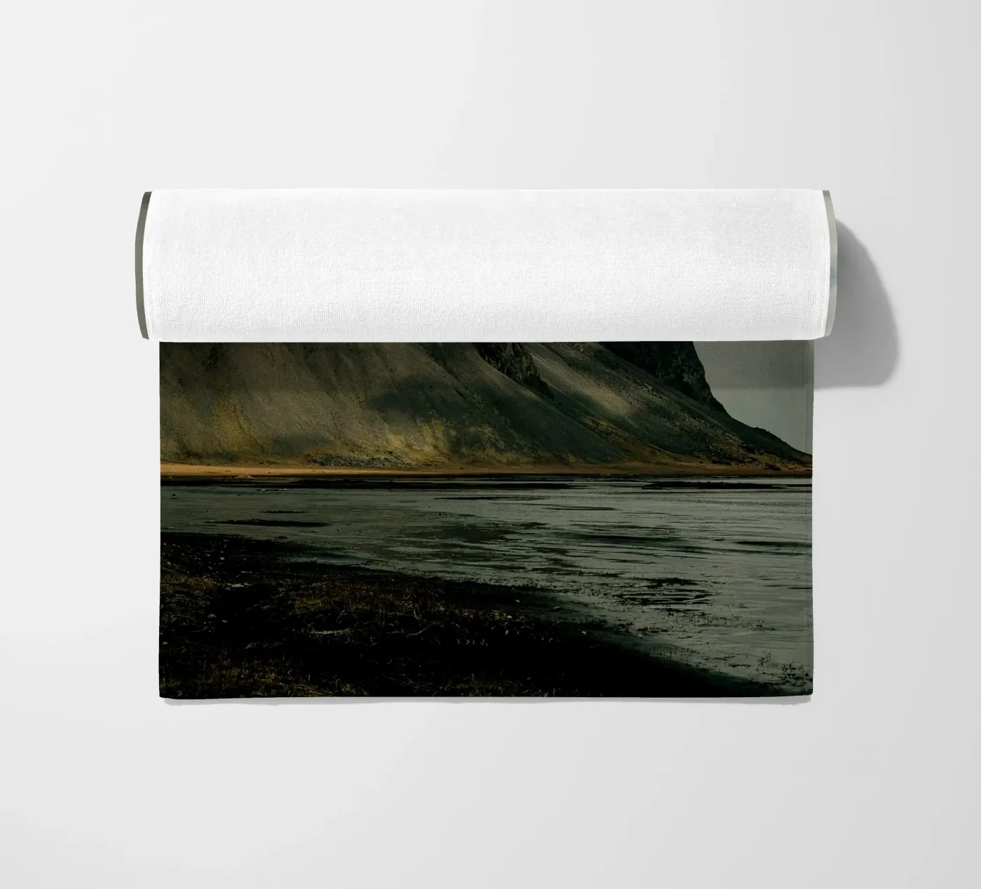 mountain clouds serviette de plage de Earthly Visions