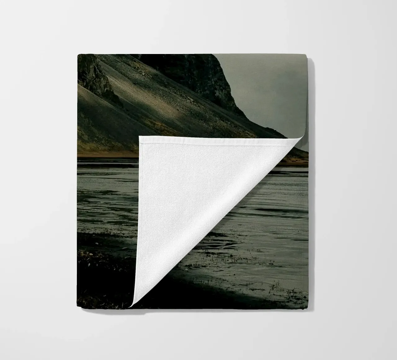 nuvole di montagna telo mare da Earthly Visions