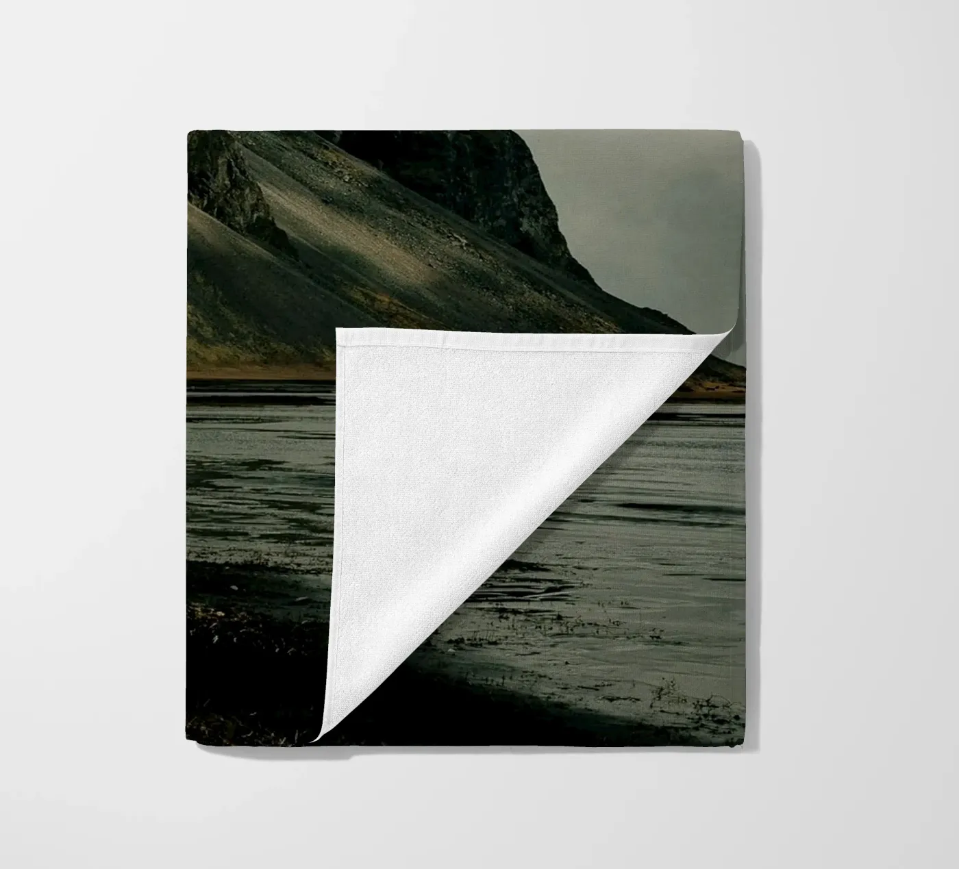 mountain clouds serviette de plage de Earthly Visions