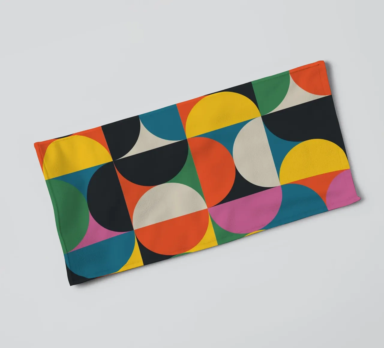 Motivo geometrico a semicerchio colorato della modernità di metà secolo asciugamano da bagno da THE MOTIVATED TYPE
