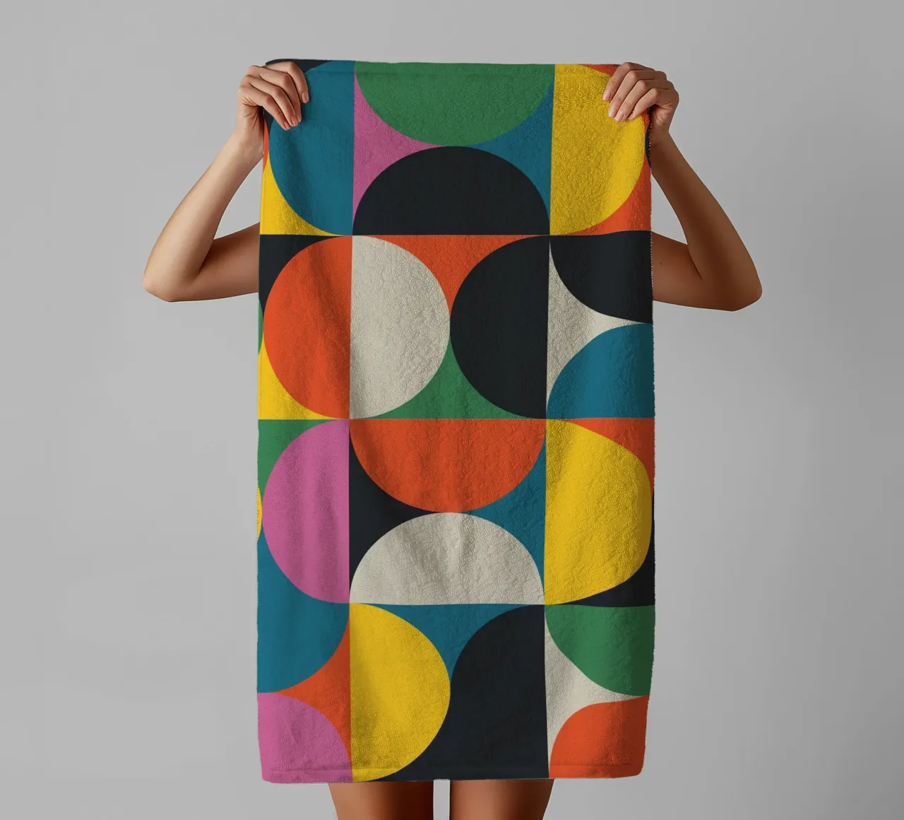 Motivo geometrico a semicerchio colorato della modernità di metà secolo asciugamano da bagno da THE MOTIVATED TYPE