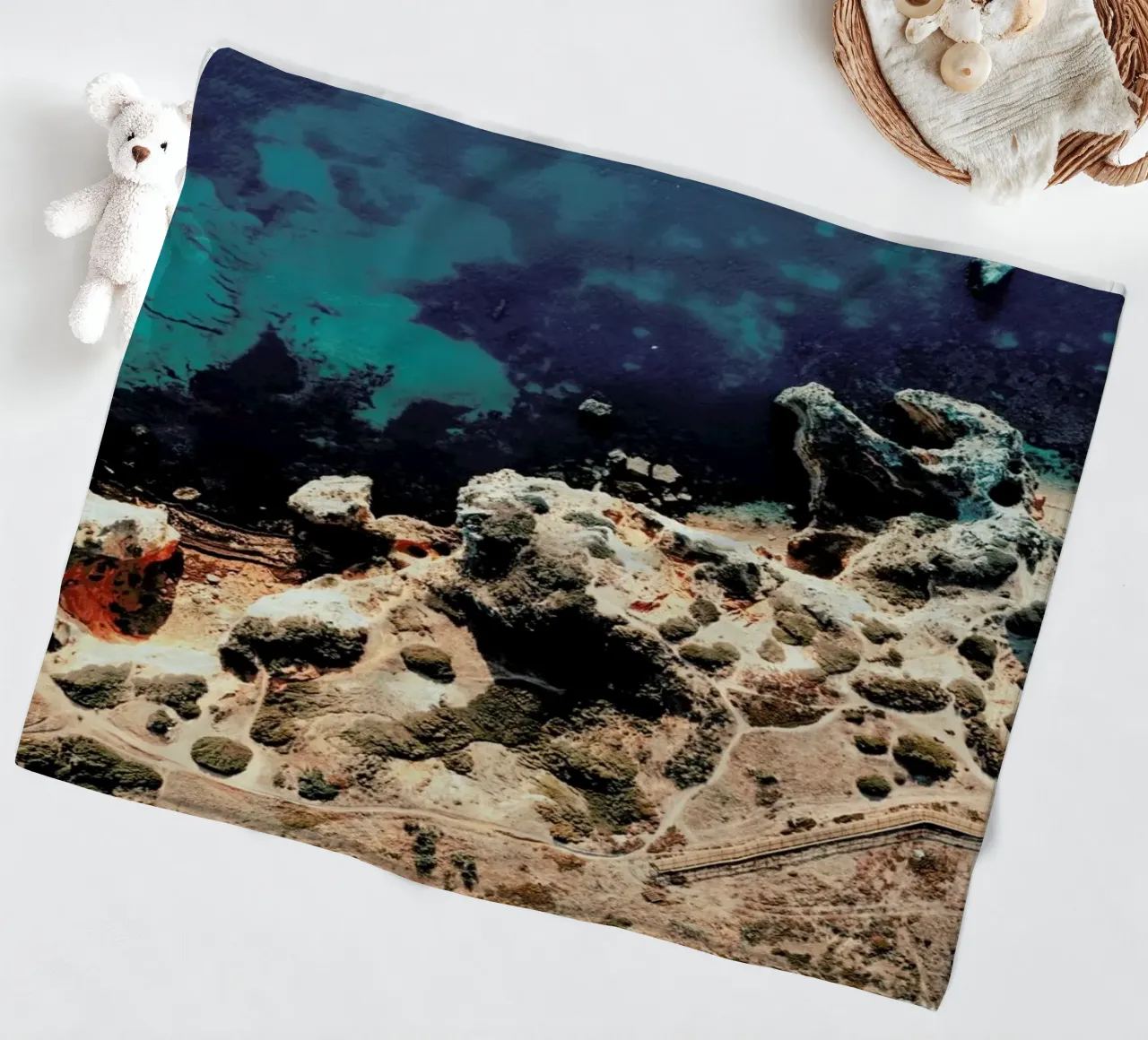 Rocky Coast Line Lagos coperta in pile da Sebastian Hilgetag