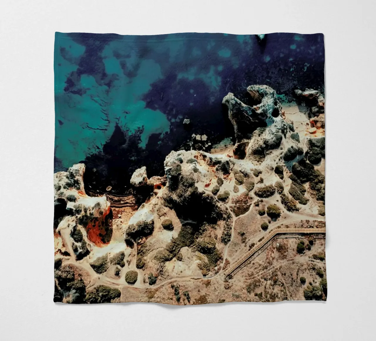 Rocky Coast Line Lagos coperta in pile da Sebastian Hilgetag