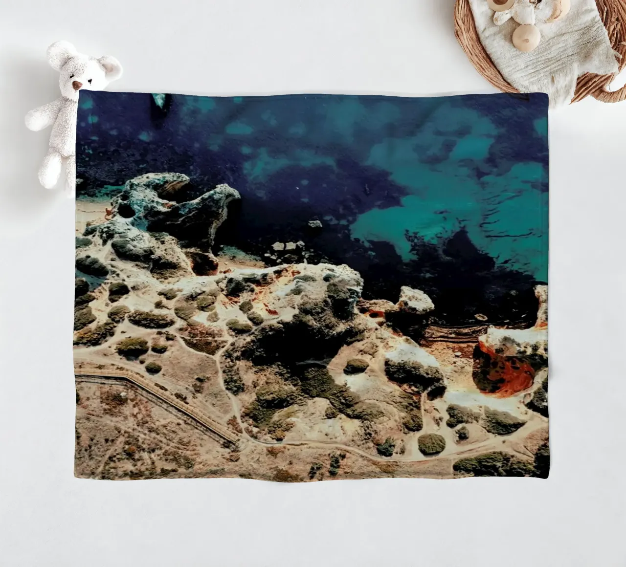 Rocky Coast Line Lagos coperta in pile da Sebastian Hilgetag