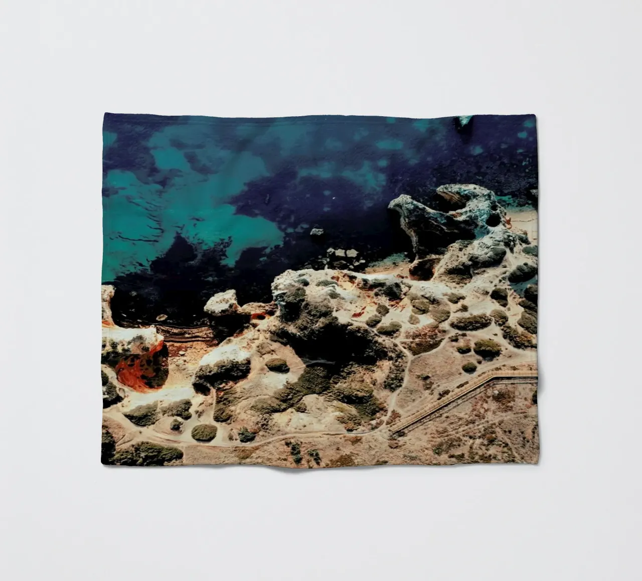 Rocky Coast Line Lagos coperta in pile da Sebastian Hilgetag