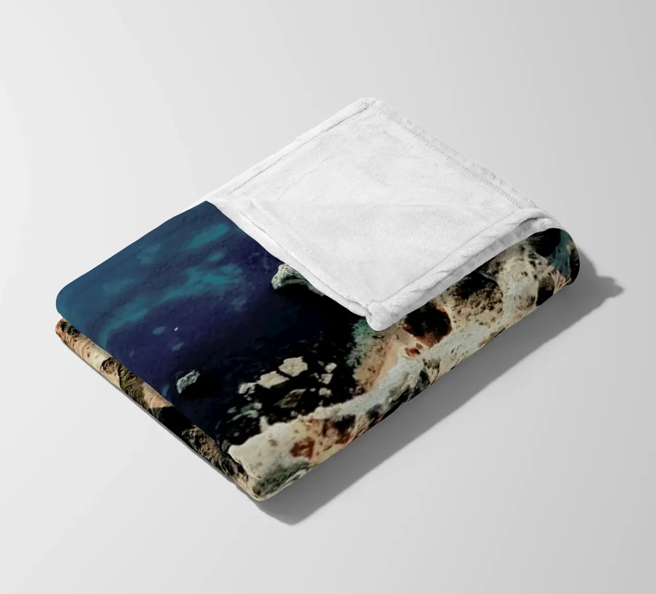 Rocky Coast Line Lagos coperta in pile da Sebastian Hilgetag