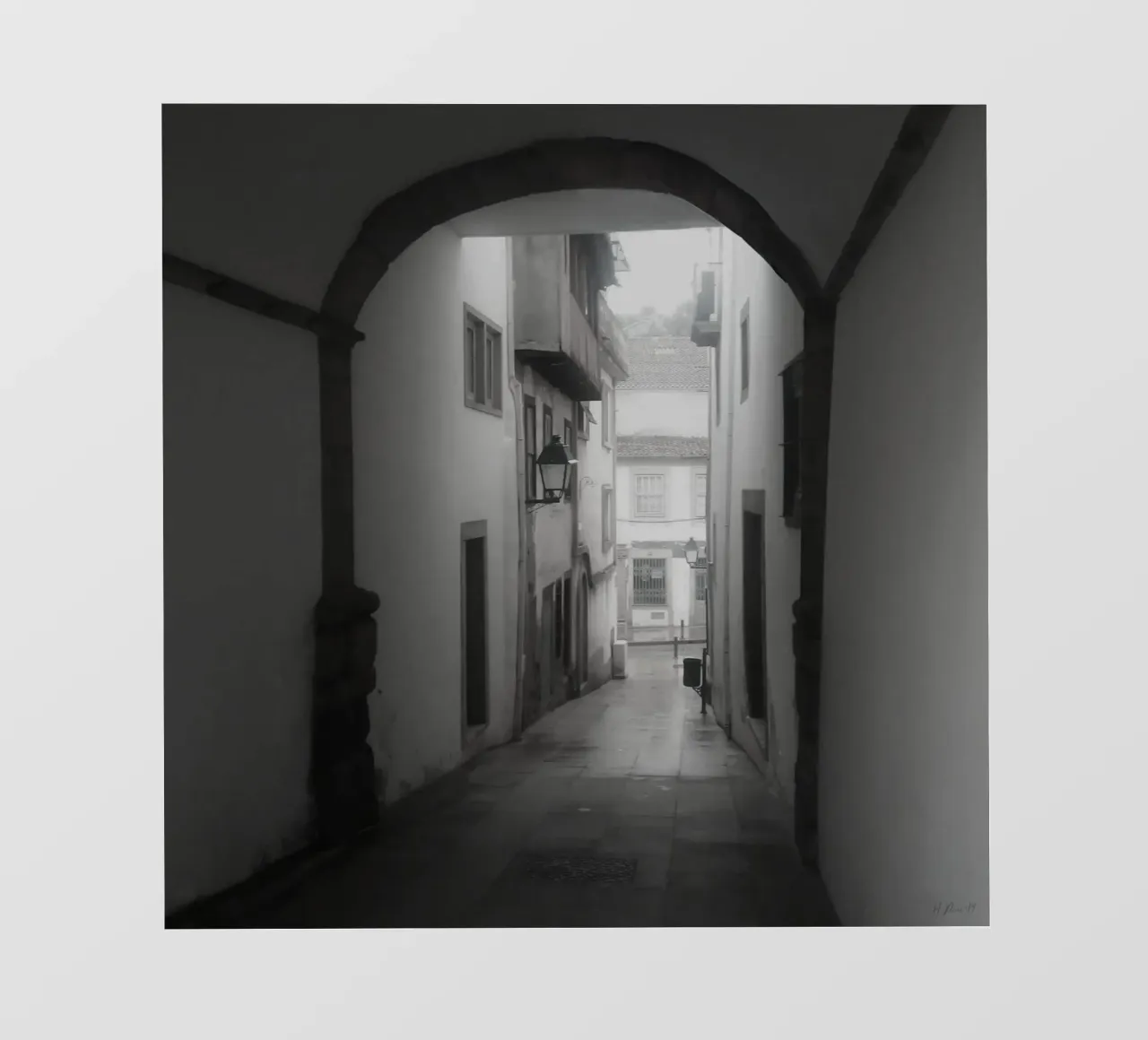 Un affascinante vicolo nel centro storico di Braga, in bianco e nero telo in pvc da Hecate Pim Designs