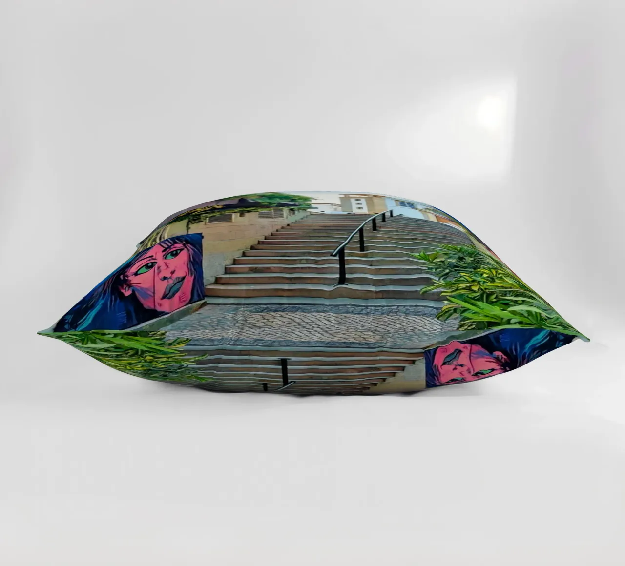 Scala urbana colorata a Cascais, Portogallo, Street Art cuscino da Hecate Pim Designs