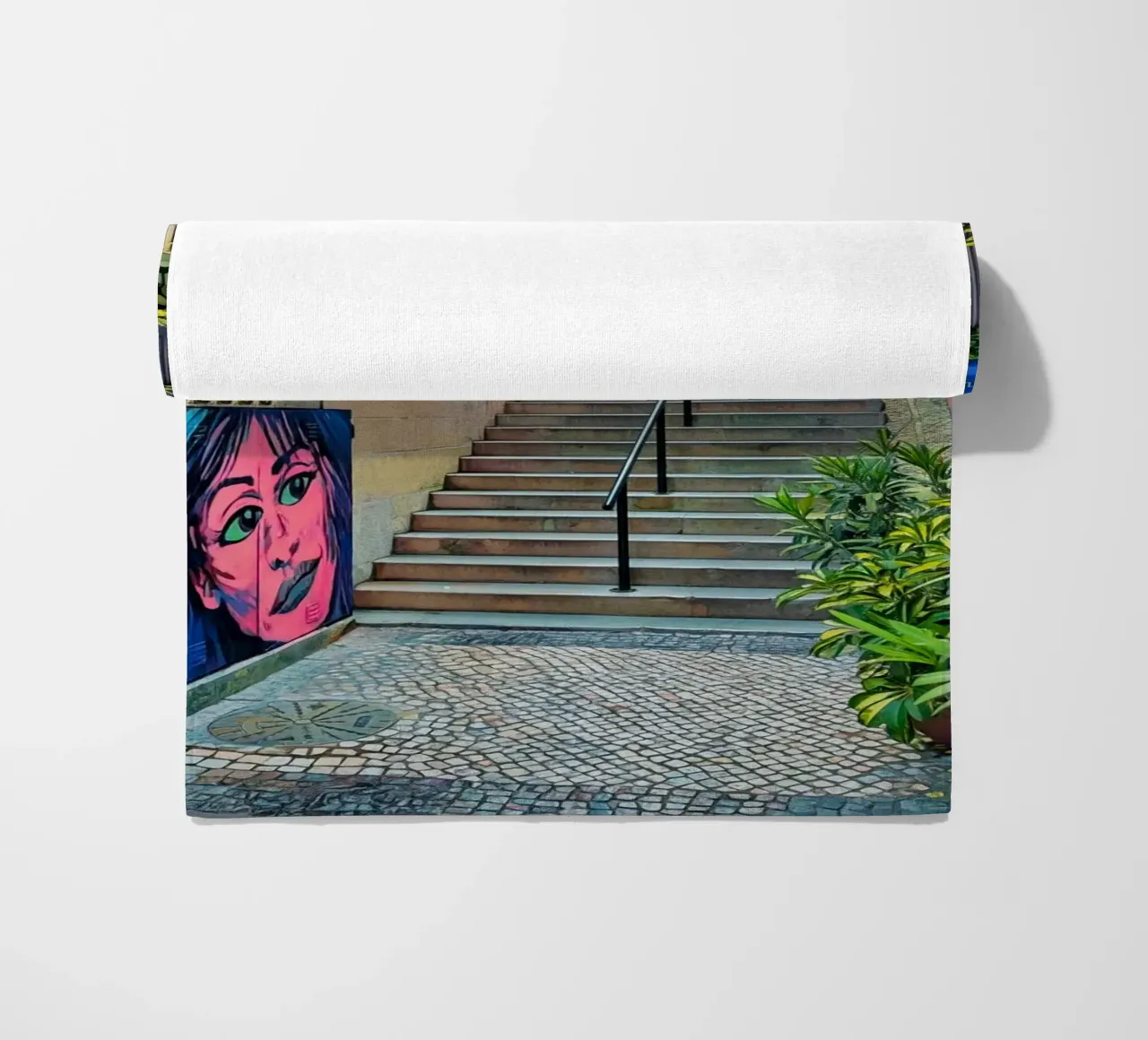 Scala urbana colorata a Cascais, Portogallo, Street Art telo mare da Hecate Pim Designs