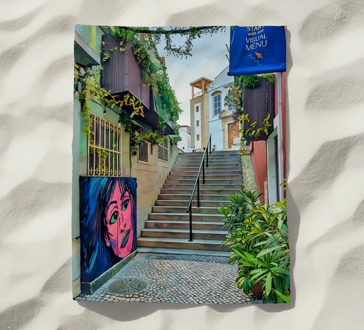 Scala urbana colorata a Cascais, Portogallo, Street Art telo mare da Hecate Pim Designs