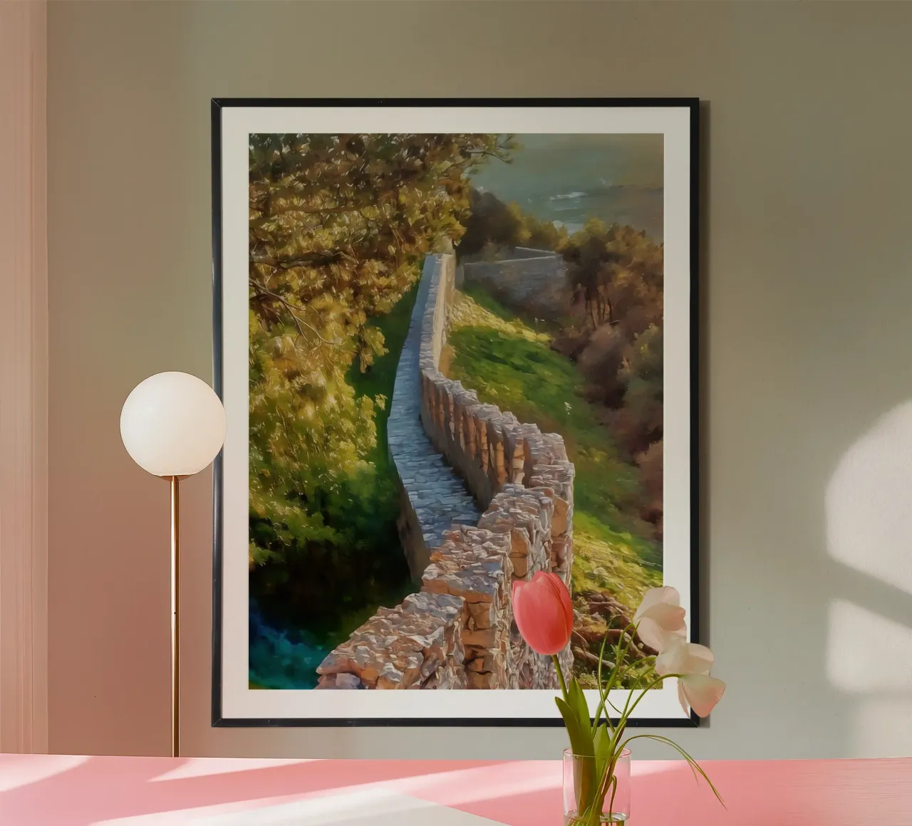 Le mura del castello di Castelo de Sesimbra, in Portogallo, al tramonto poster con telaio in plastica da Hecate Pim Designs