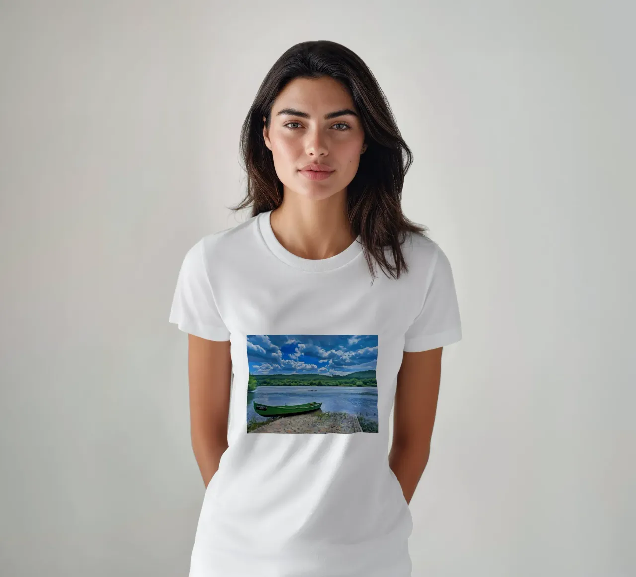 Fiume tranquillo con barca sul fiume Tago, Almourol, Portogallo t-shirt da Hecate Pim Designs