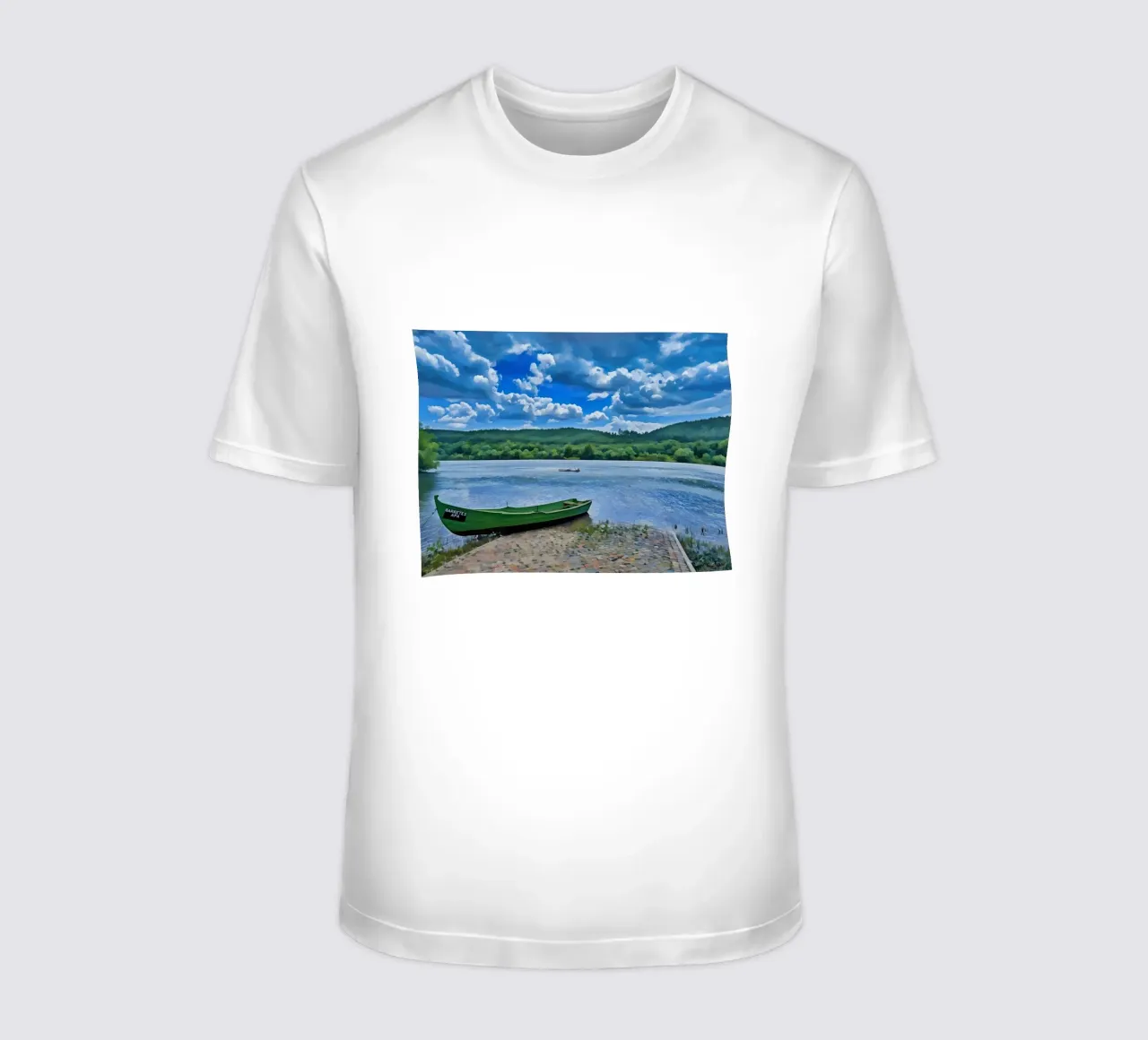 Fiume tranquillo con barca sul fiume Tago, Almourol, Portogallo t-shirt da Hecate Pim Designs