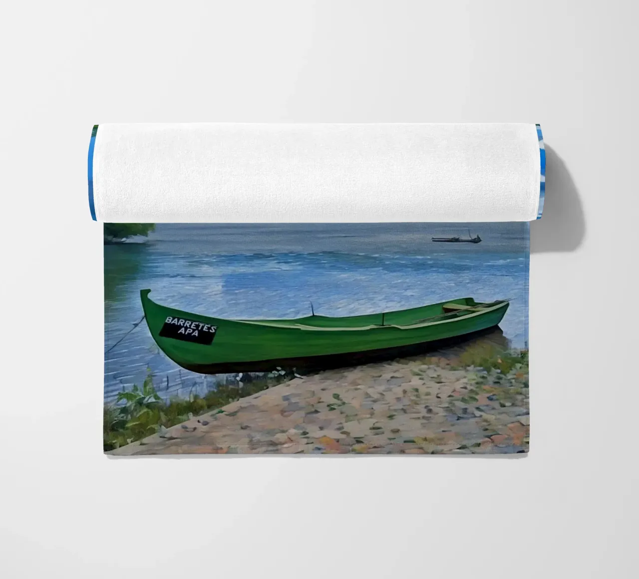 Fiume tranquillo con barca sul fiume Tago, Almourol, Portogallo telo mare da Hecate Pim Designs