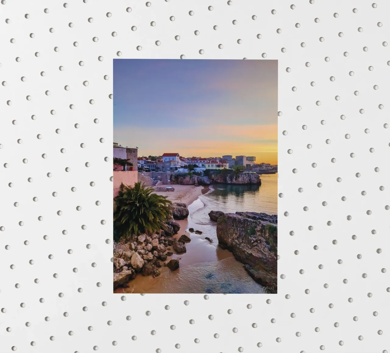 Mattinata a Cascais con alba rosa sull'Atlantico adesivo da Hecate Pim Designs