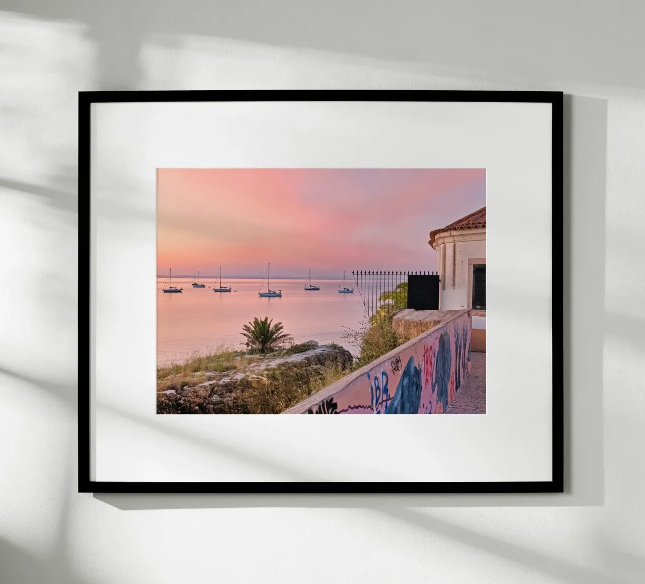 Alba rosa su Cascais con barche a vela e muro di graffiti poster con telaio in alluminio da Hecate Pim Designs