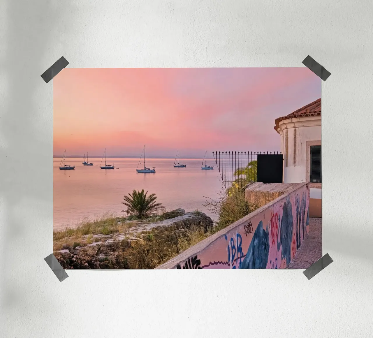 Alba rosa su Cascais con barche a vela e muro di graffiti poster con telaio in alluminio da Hecate Pim Designs