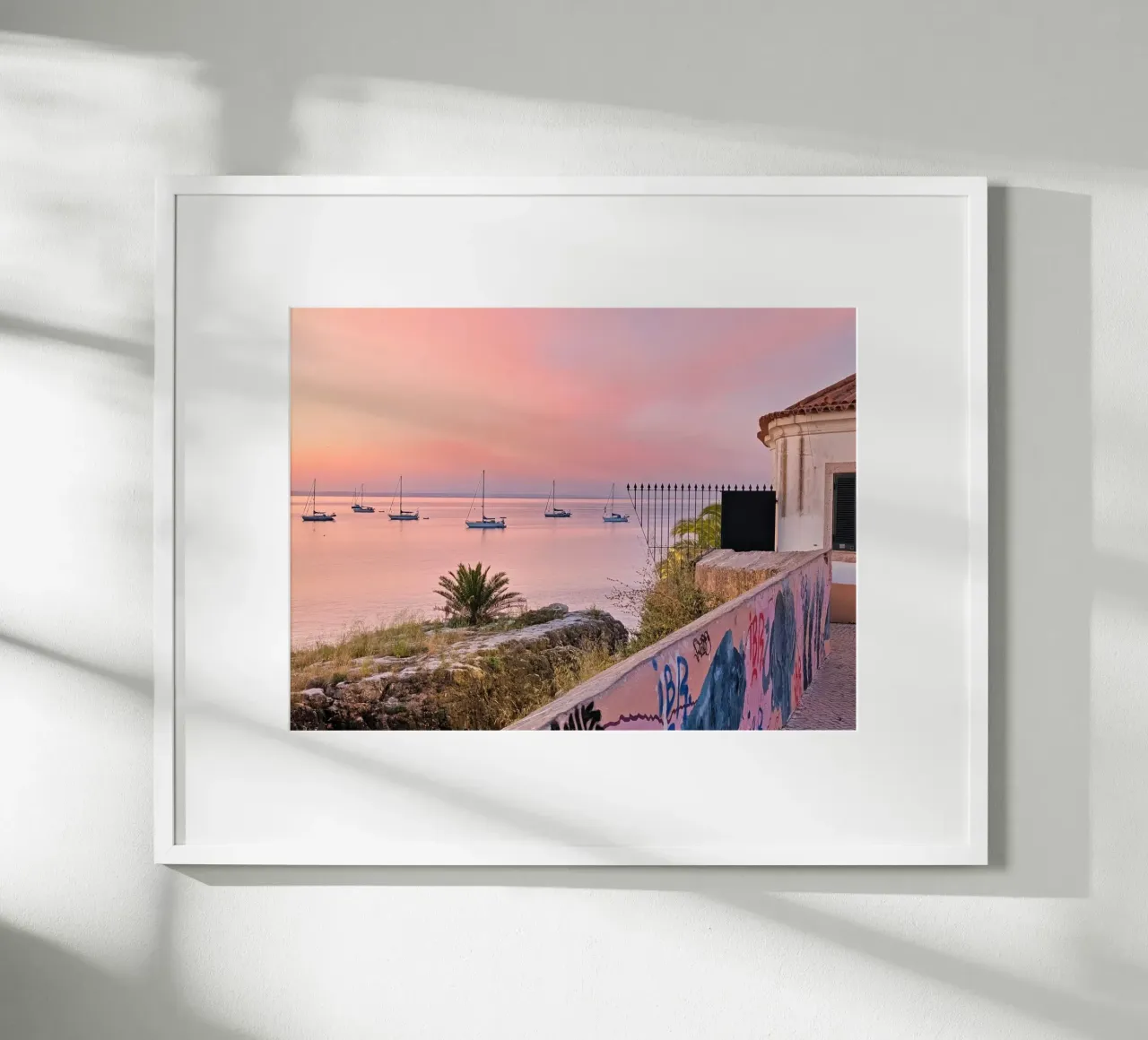 Alba rosa su Cascais con barche a vela e muro di graffiti poster con telaio in alluminio da Hecate Pim Designs