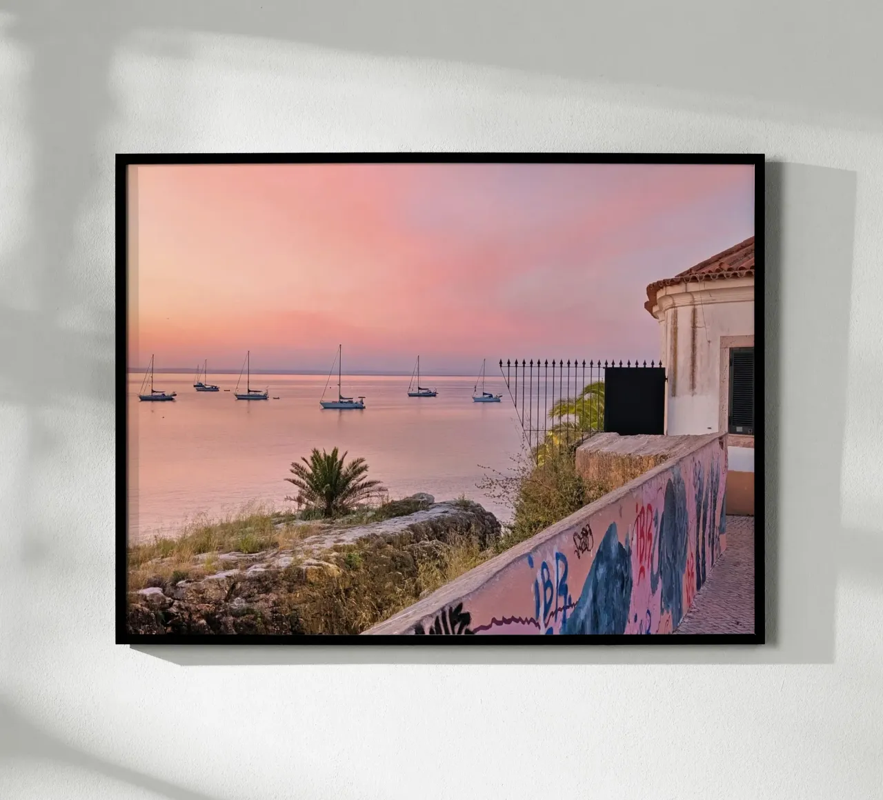 Alba rosa su Cascais con barche a vela e muro di graffiti poster con telaio in alluminio da Hecate Pim Designs