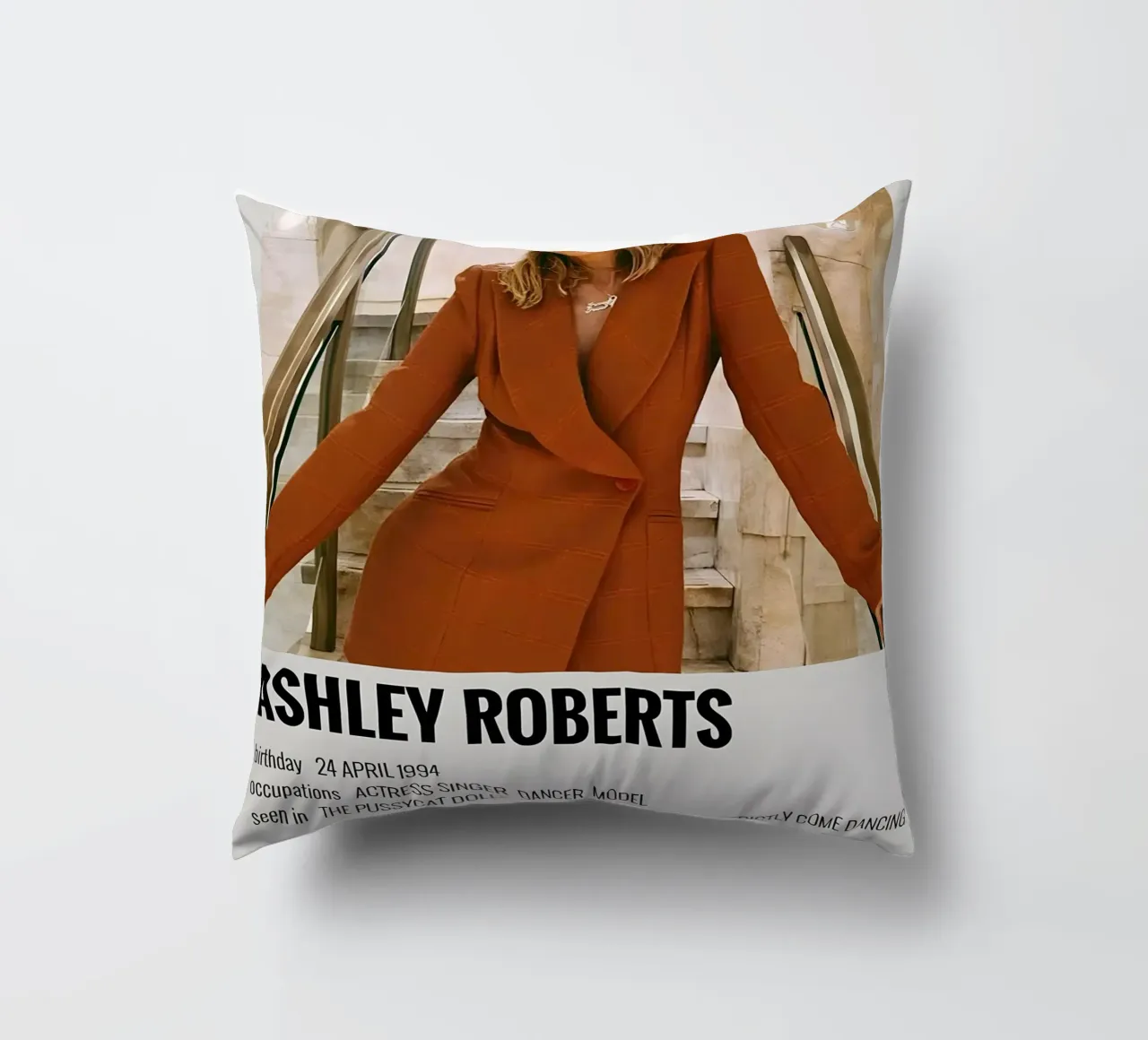 ASHLEY ROBERTS cuscino da MVFminimalist
