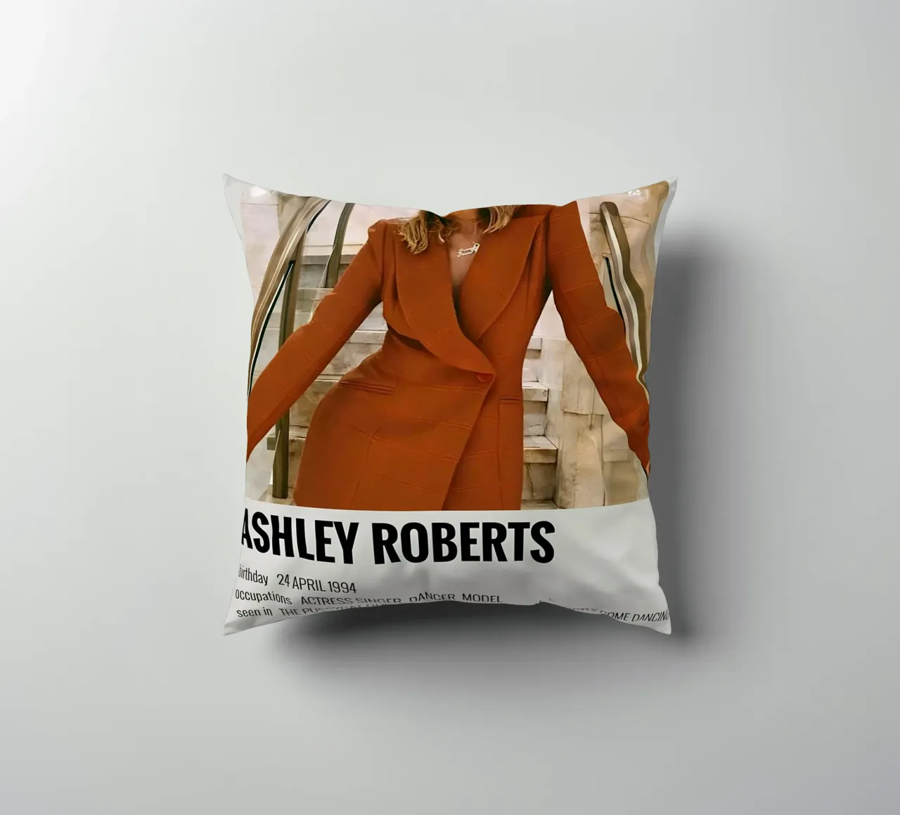 ASHLEY ROBERTS cuscino da MVFminimalist