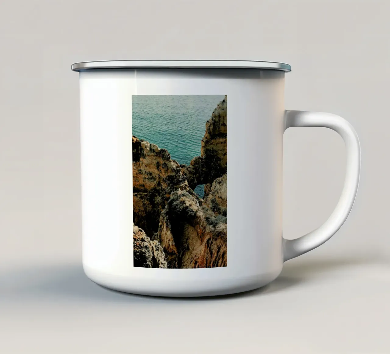 Blues And Yellows tazza in smalto da Sebastian Hilgetag